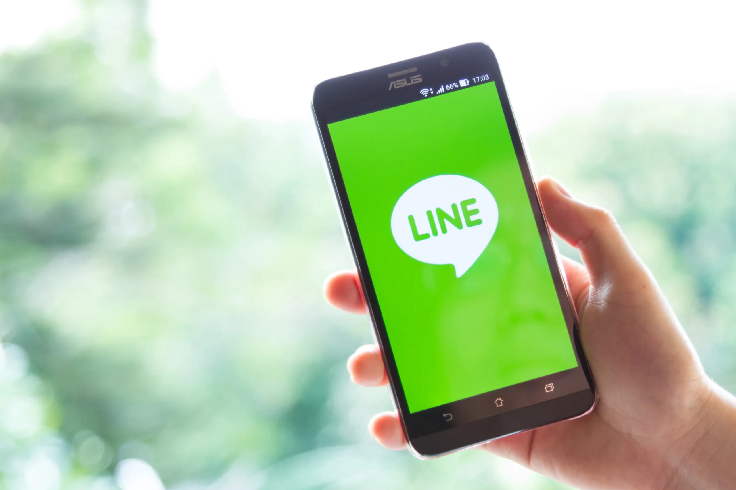 lineのアイコンが写ったスマホ
