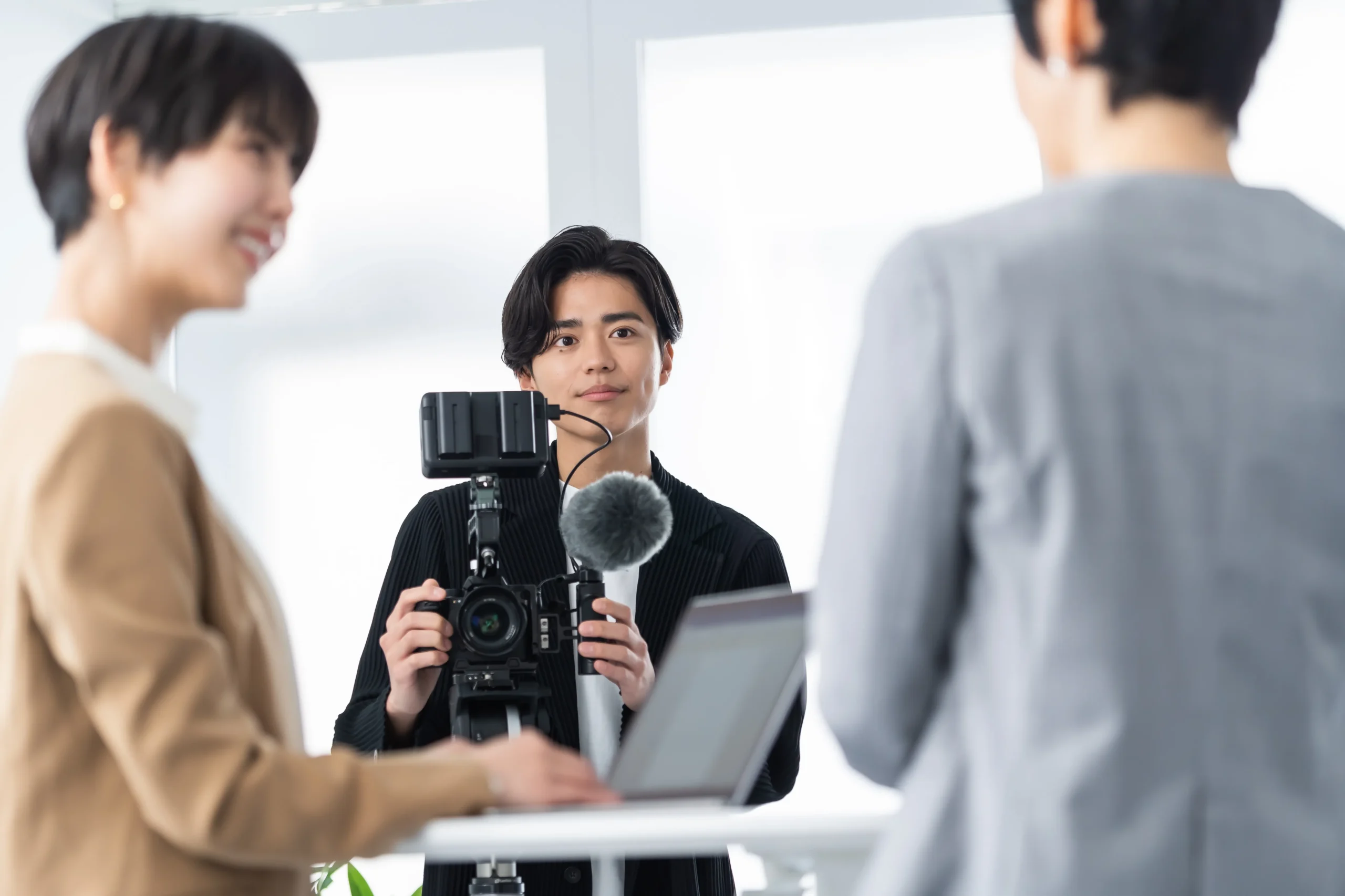 カメラを構える男性